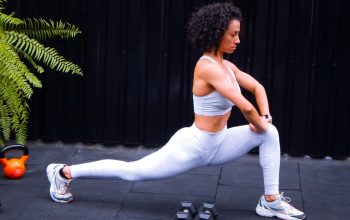 Woman performing lunges in outdoor gym setting in Ciudad de México
